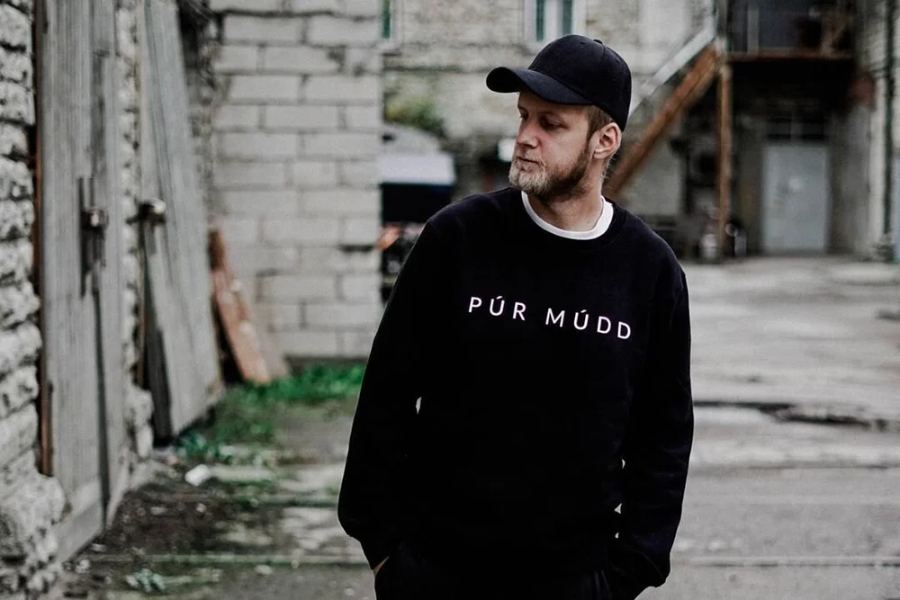 Man in a black Púr Múdd sweatshirt